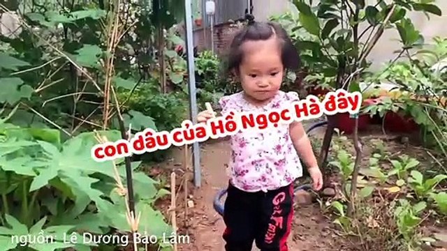 Con gái Lê Dương Bảo Lâm với bộ đồ và mái tóc không sang nổi ra sau vườn review