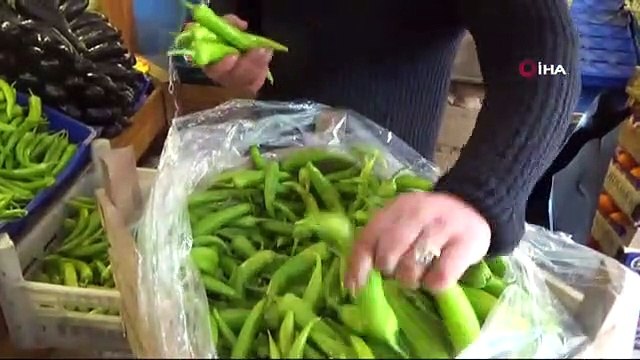 Pazarda seçmece yasaklandı, yiyecekleri pazarcılar poşetledi