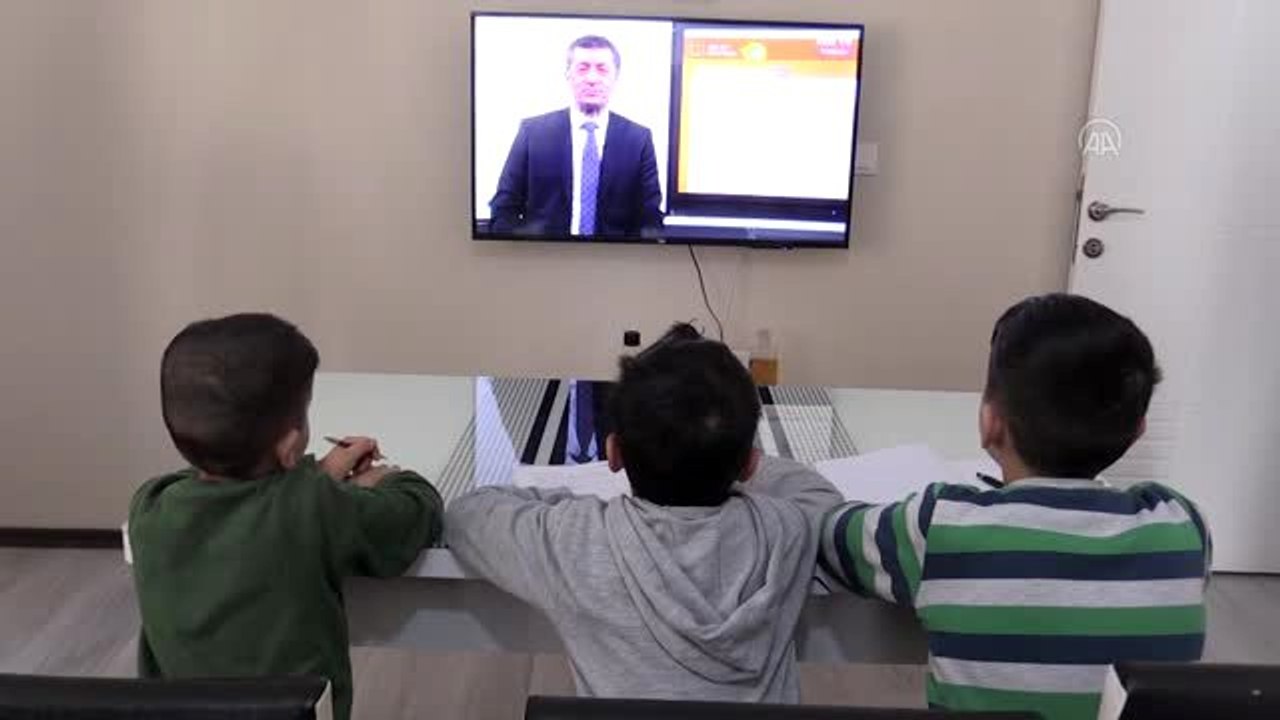 Öğrenciler "uzaktan eğitim"le ders başı yaptı