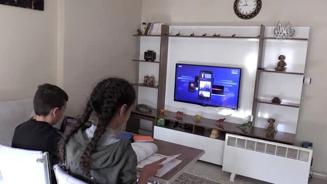 Öğrenciler uzaktan eğitim le ders başı yaptı
