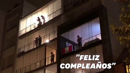 Confinés à cause du coronavirus, ces Péruviens applaudissent leur président