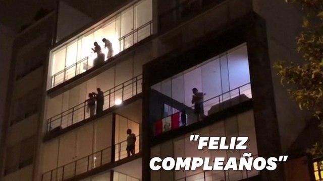 Confinés à cause du coronavirus, ces Péruviens applaudissent leur président