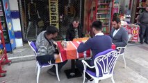 Evde kalmaktan sıkılan gençler sokağın ortasına masa kurup okey oynadılar