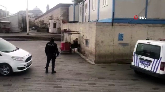 Taksim Eğitim ve Araştırma Hastanesi'nde karantinadan kaçtığı iddia edilen bir kadın polisi alarma geçirdi. Genç kadın polis ekipleri tarafından Taksim meydanında yakalandı. Olay yerine sağlık ekipleri sevk edildi. Kadının tekrar hastaneye
