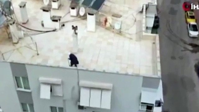 Koronavirüs | Sokağa çıkma yasağına takılan yaşlı kadın, çatıda dolaştı