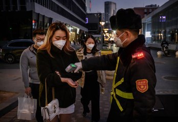 Le coronavirus fait plus de victimes masculines que féminines