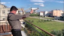 Koronavirüs nedeniyle evinden çıkmayan vatandaş, alışverişini drone ile yaptı