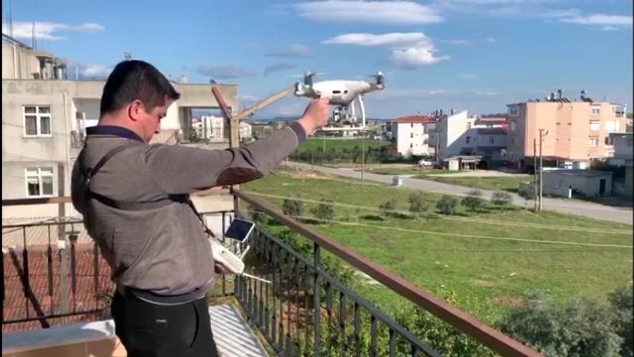 Koronavirüs nedeniyle evinden çıkmayan vatandaş, alışverişini drone ile yaptı