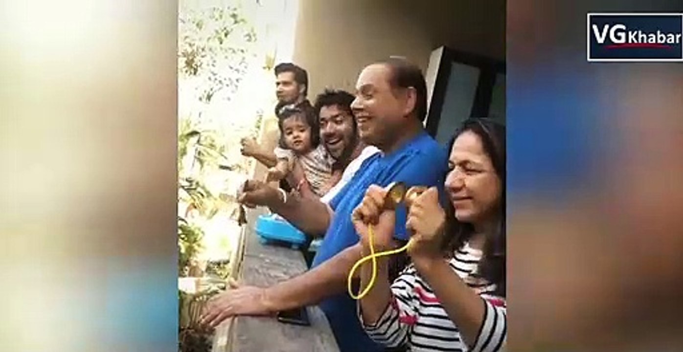 अभिनेता वरुण धवन और निर्देशक डेविड धवन ने पीएम मोदी के इस मुहीम में भाग लिया , वीडियो हुआ वायरल