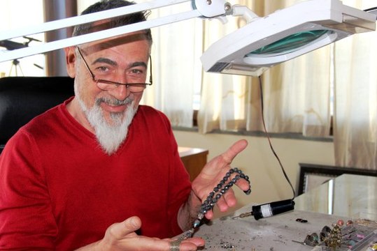 Bingöl'e düşen göktaşından tespih yapan usta, dünyada eşi benzeri olmayan tespihi 30 bin dolara satışa çıkardı