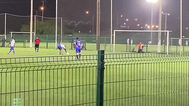 Un gardien arrête un penalty de dos