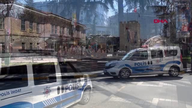 TRABZON Polis,'evde kal' çağrılarına uyan yaşlıların siparişleri evlerine götürüyor