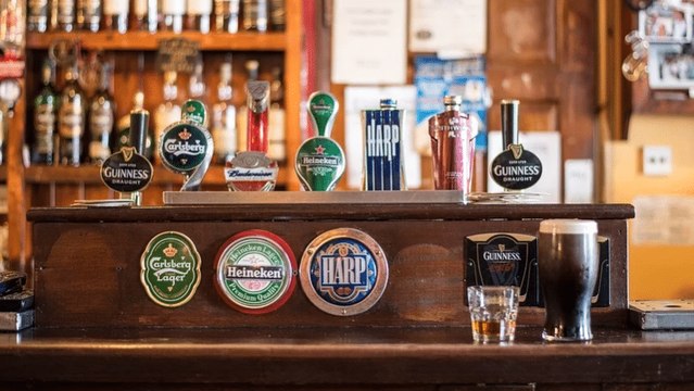 Confinement : il faisait entrer en douce ses clients pour boire des bières et jouer aux fléchettes