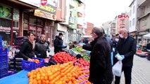 KÜTAHYA Domaniç Belediye Başkanı Ertürk, pazarda maske dağıttı