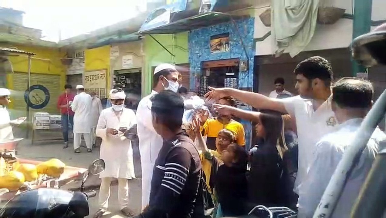 कैराना: कोरोना वायरस से बचाव के लिए फ्री में बांटे फेस मास्क