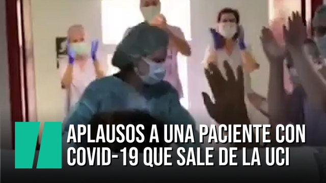 Sanitarios valencianos celebran la primera salida de la UCI de una paciente con coronavirus