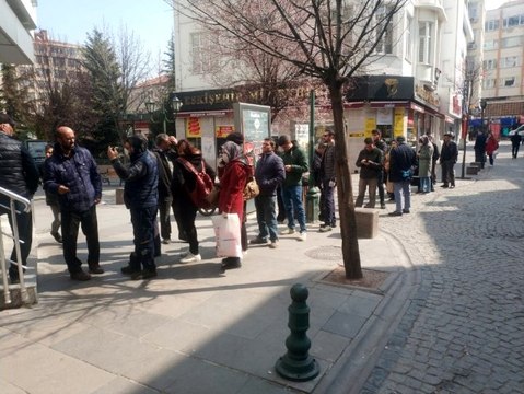 Çalışma süresi 5 saate düştü, banka önlerinde kuyruklar oluştu