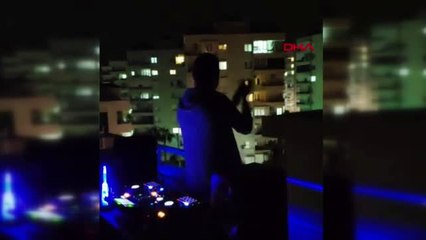DJ balkonda müzik yaptı, mahalleli alkışladı
