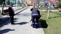 Koronavirüs tedbirleri kapsamında parklardaki oturma bankları kaldırıldı