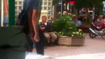 Bankta oturan yaşlılara sulu ikaz