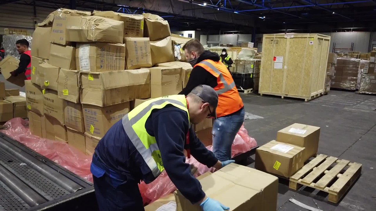 Coronavirus: six millions de masques arrivés à l'aéroport de Liège, les chiffres wallons et flamands ne correspondent pas