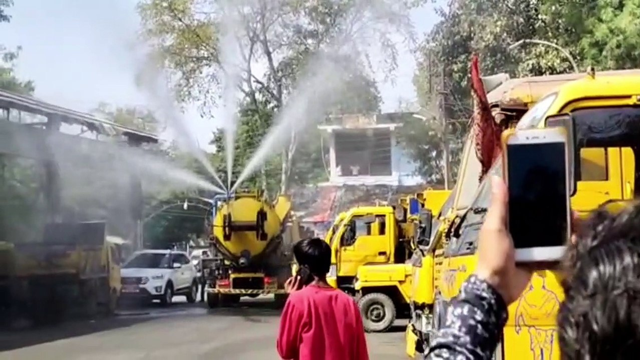 इंदौरः आयुक्त की मौजूदगी में नगर निगम के वाहनों को भी किया गया सैनिटाइज