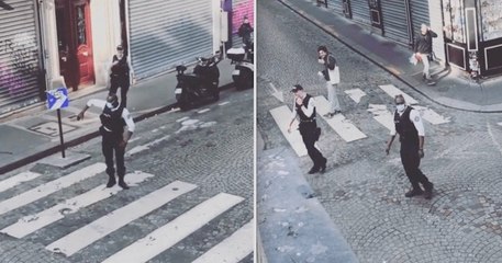 En confinement, des habitants du 18ème arrondissement de Paris font danser un policier