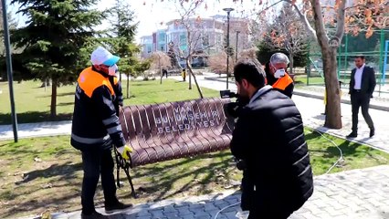 Koronavirüs tedbirleri kapsamında parklardaki oturma bankları kaldırıldı - VAN