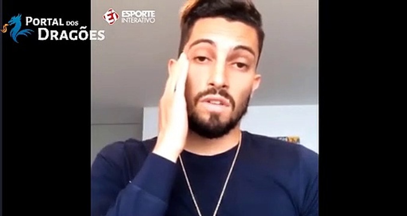 Alex Telles comemora fase goleadora no Porto