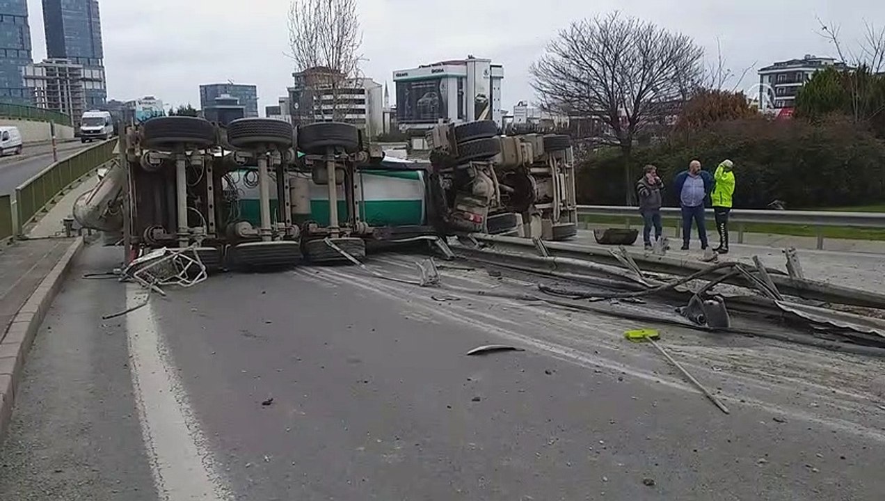 Maltepe'de devrilen beton mikserinin sürücüsü yaralandı - İSTANBUL
