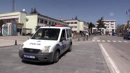 Sokağa çıkan yaşlılar ekiplerce uyarılarak evlerine gönderildi