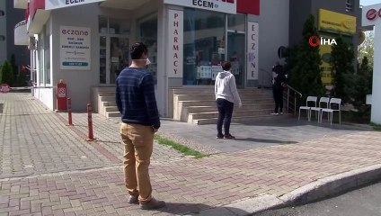 İzmir’de eczanede brandalı korona virüs önlemi