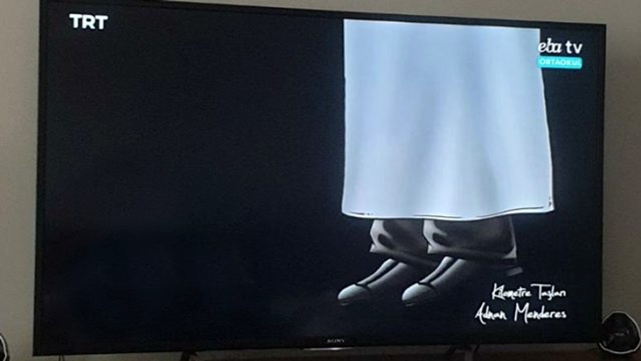 Uzaktan eğitimin ilk gününde çocuklara izletilen görüntü sosyal medyayı ayağa kaldırdı