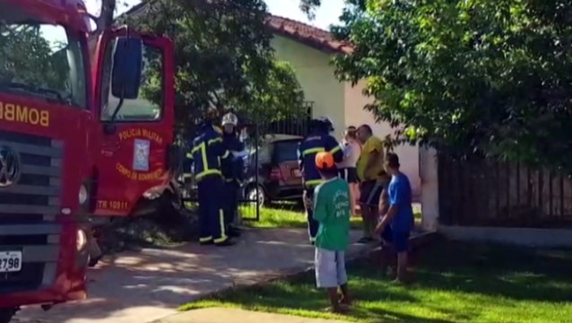 Sofá pega fogo em residência e Corpo de Bombeiros é mobilizado