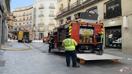 Los bomberos acaban con el fuego reavivado en el forjado de la vivienda de Sol