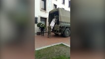 Brigada Paracaidista traslada camas cedidas por hoteleros al Hospital de Alcalá