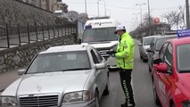 Trafik polisleri sürücüleri kimlik kontrolü yapıp tek tek uyardı