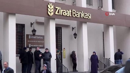 Yurt genelinde bankalar önünde uzun kuyruklar oluştu