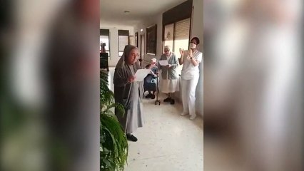 Varias monjas de una residencia cantan 'Resistiré'