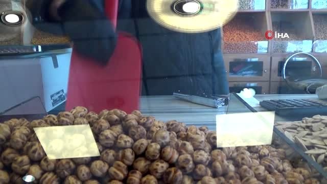 Kuruyemişçi, korona virüs tedbirleri kapsamında maske ve eldivenle çalışıyor