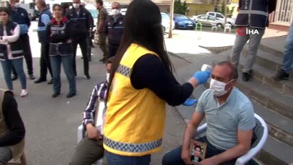 Bağlar Belediyesi evlat nöbeti tutan aileleri sağlık kontrolünden geçirip dezenfektan dağıttı