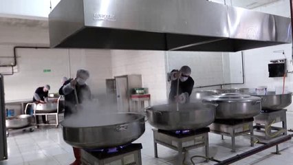 Evden çıkmayan yaşlılara sıcak yemek yardımı