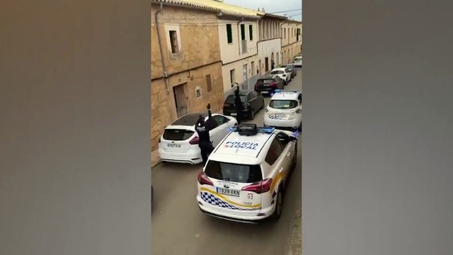 Koronavirüs | İspanya'da polis müzik ve dans eşliğinde karantinadaki halka böyle moral verdi