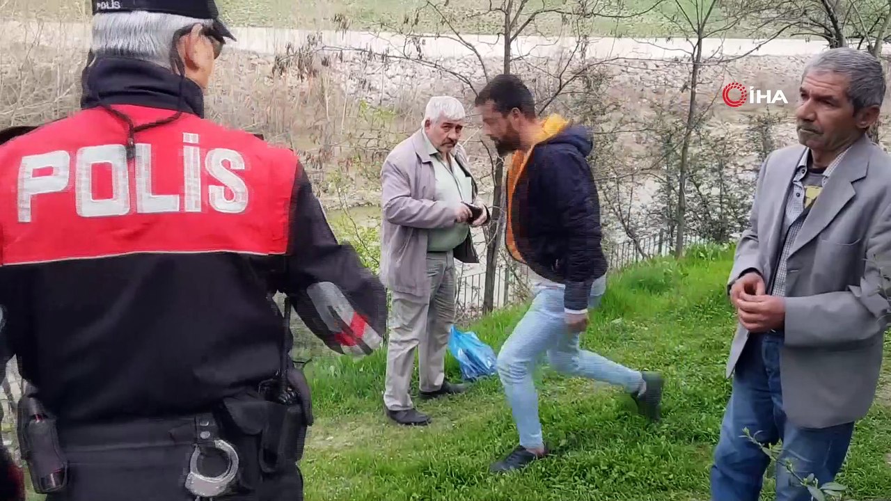 Polis “Ölmek mi istiyorsunuz?” diye uyardığı yaşlıları kolonya sıkarak evlerine gönderdi