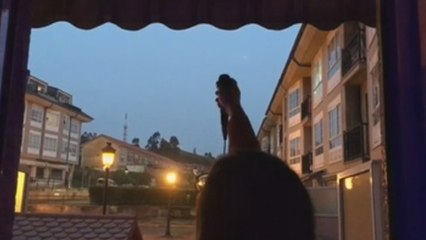 El canto a la pena de Silvia desde los balcones para librarse de ella