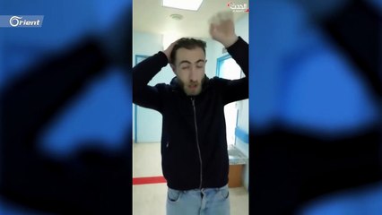 مصور قناة تلفزيونية يعقم أدوات التصوير بعد الخروج من أحد مشافي الأردن