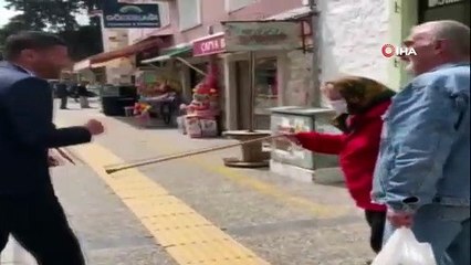 'Evinize gidin' diyen başkan, nineden bastonu yedi