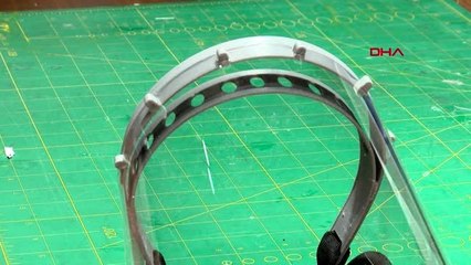 3 BOYUTLU YAZICILARLA SAĞLIK ÇALIŞANLARINA 'KALKANLI YÜZ MASKESİ' ÜRETİYORLAR