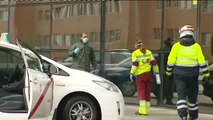 Agentes de policía escoltan a coches particulares para llevar a los enfermos al hospital