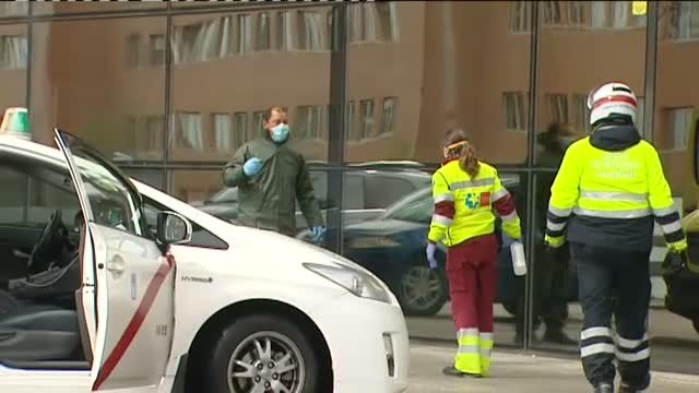 Agentes de policía escoltan a coches particulares para llevar a los enfermos al hospital